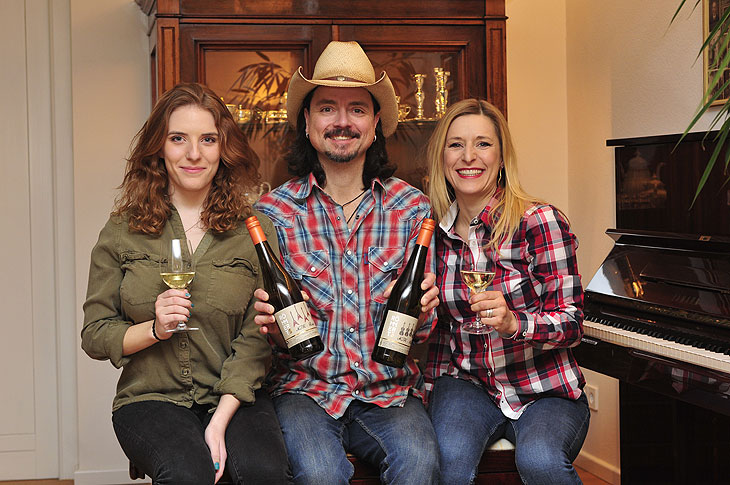Stefanie Hertel mit Mann Lenny und Tochter  {Foto: Copyright "Weingut Römmert") 